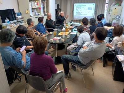 勉強会で参加者と経験や知見を共有する様子