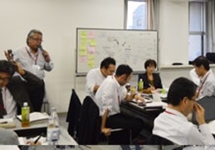 ワークショップで参加者と検討を進める様子