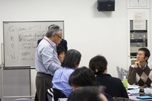 参加者の対話を促し、異なる視点を聴き合う様子
